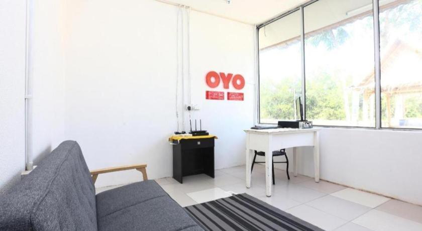 Oyo 89607 Aloha Chalet Kampung Raja Exterior photo